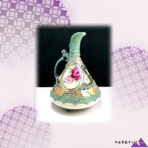 【緑地に薔薇の宝箱がひらく】オールドノリタケ 盛上 ジュエル装飾 薔薇文 水差 金彩