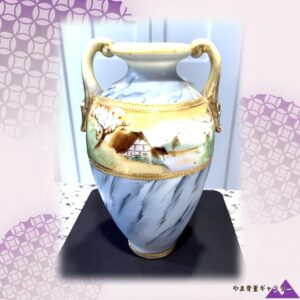【花咲く丘の茅葺きの家】オールドノリタケ 金彩 風景文 双耳花瓶