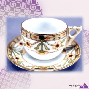 【掌中にひらく花の小盃】オールドニッポン 花文 デミタスカップ&ソーサー 金彩 アールヌーボー様式