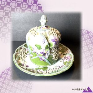 【菫と鈴蘭に埋もれる小さな塔】オールドノリタケ 盛上 菫文 蓋物