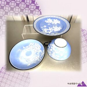 【青に浮かぶ白い花影】オールドノリタケ ウェッジウッド風 花文 カップ&ソーサー