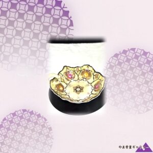 【黄地にきらめく宝玉の眼】オールドニッポン ジュエリング 薔薇文 小鉢 金彩