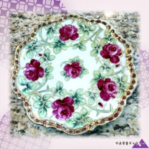 【深紅の薔薇が咲きこぼれる】オールドノリタケ 盛上 薔薇文 飾皿 金彩