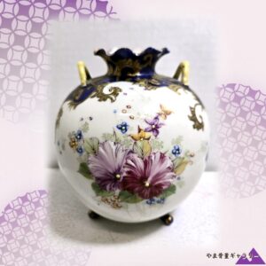 【紺の縁にすみれこぼれる】オールドノリタケ 金盛 草花文 三つ足花瓶 コバルト