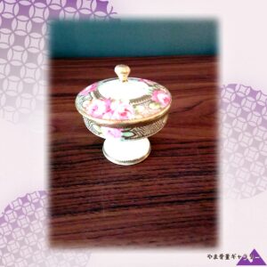【薔薇を抱く小さな宝器】オールドノリタケ ビーディング 薔薇文 蓋物 金彩