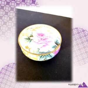 【蓋にひらく一輪の薔薇】オールドノリタケ 金彩 薔薇文 蓋物 三足