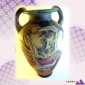 【松をかすめる白い飛鳥】オールドノリタケ 盛上 飛鳥文 双耳花瓶