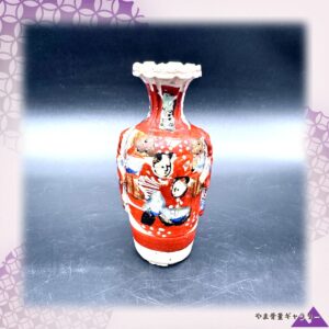 【赤絵に集う人々の賑わい】薩摩 色絵金彩 人物文 花瓶