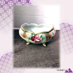 【掌におさまる薔薇の小鉢】オールドノリタケ 盛上 薔薇文 三足小鉢 金彩