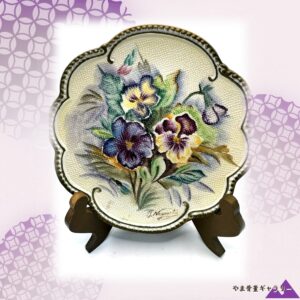 【菫が浮き立つ布目の肌】オールドノリタケ 盛上 三色菫文 飾皿 金彩