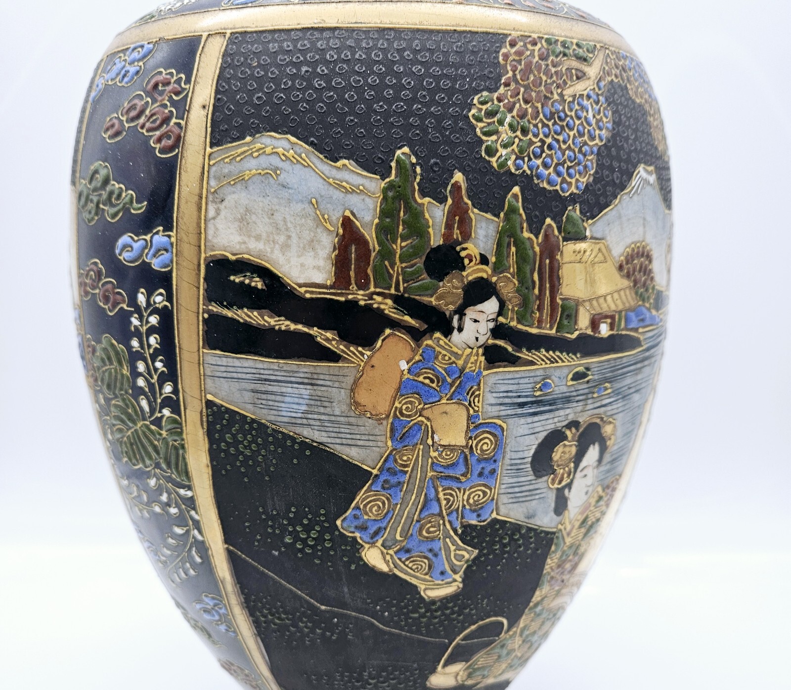 【金彩がともす雅の宴】薩摩焼 色絵金彩 美人文 花瓶 - 画像 (3)