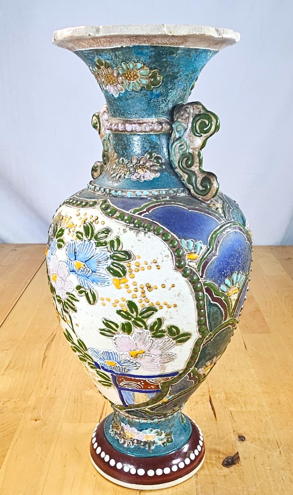 【盛上の花が息づく青の壺】薩摩焼 盛上 花文 両耳花瓶 - 画像 (2)