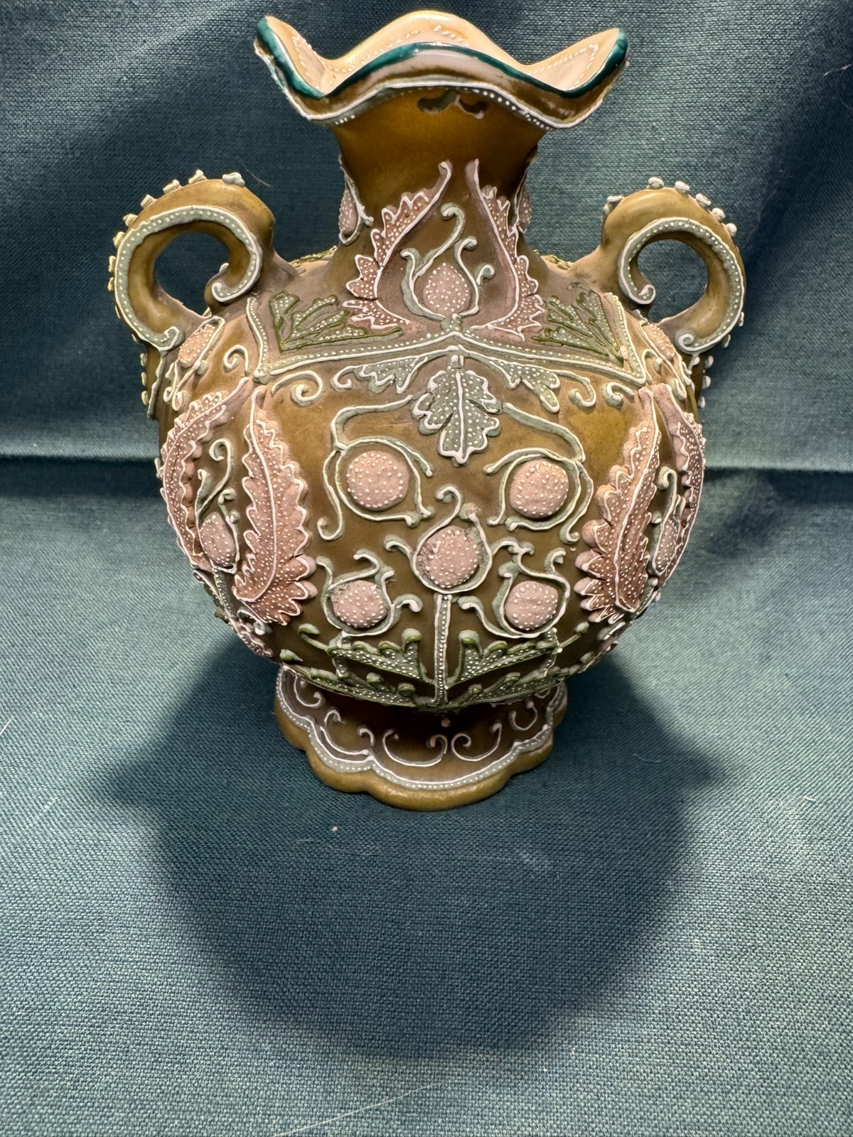 【掌にのる盛上の花園】オールドノリタケ 盛上 花文 両耳花瓶 - 画像 (2)