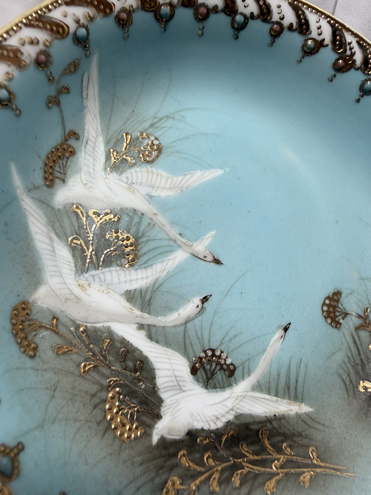 【金葦をわたる三羽の白鳥】オールドノリタケ ジュエル装飾 白鳥文 飾皿 金彩 - 画像 (2)
