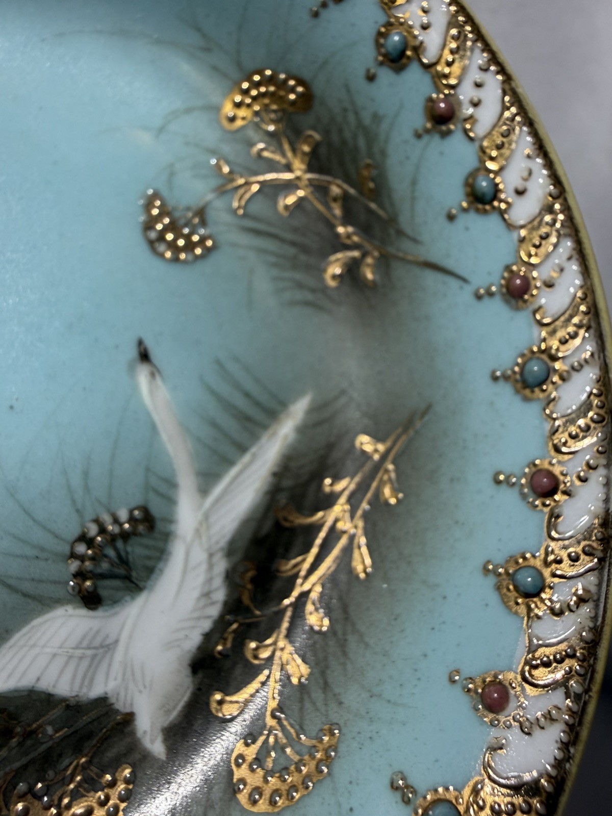 【金葦をわたる三羽の白鳥】オールドノリタケ ジュエル装飾 白鳥文 飾皿 金彩 - 画像 (3)