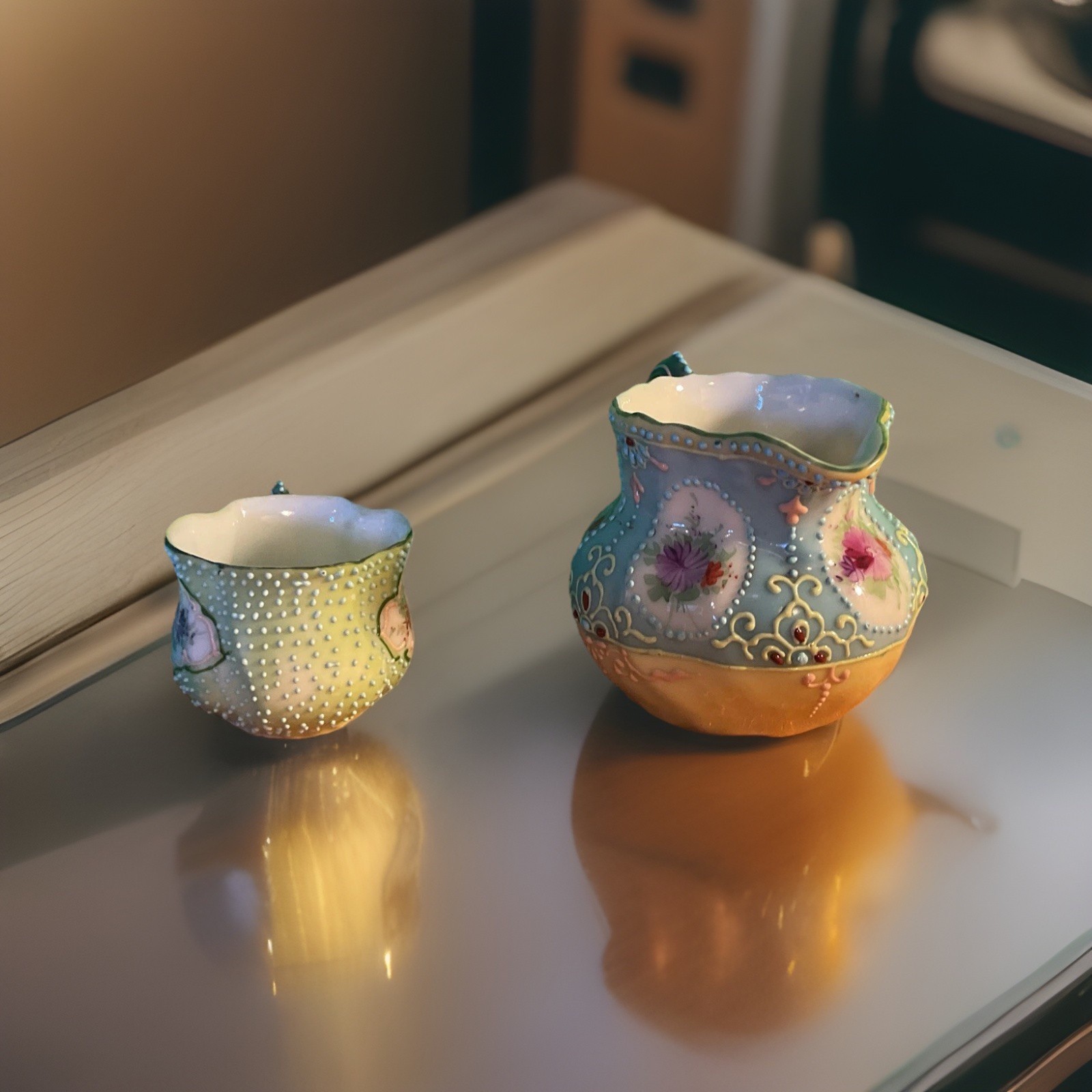 【粒の輝きをまとう手のひら】オールドノリタケ コラレン 花文 カップ&クリーマー 金彩 - 画像 (2)