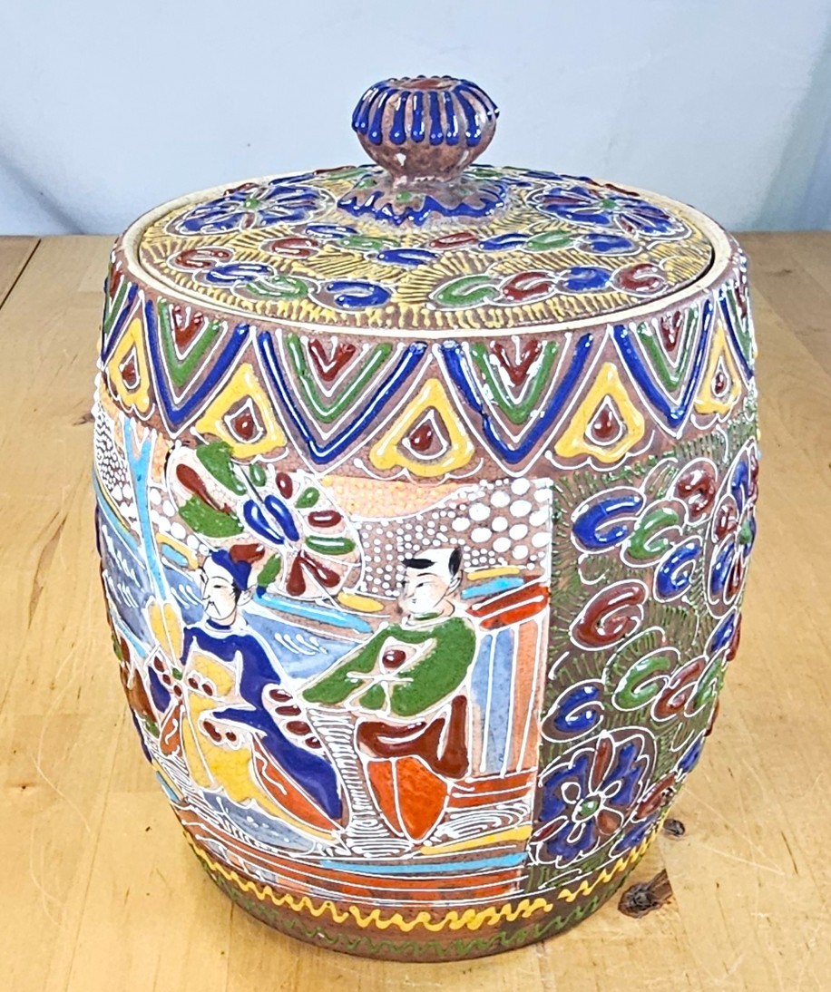 【灯下にひらく宮廷絵巻】薩摩焼 盛上 人物文 蓋物 金彩 - 画像 (2)