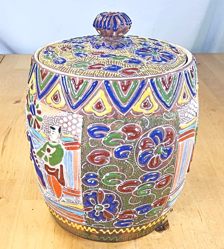 【灯下にひらく宮廷絵巻】薩摩焼 盛上 人物文 蓋物 金彩 - 画像 (3)
