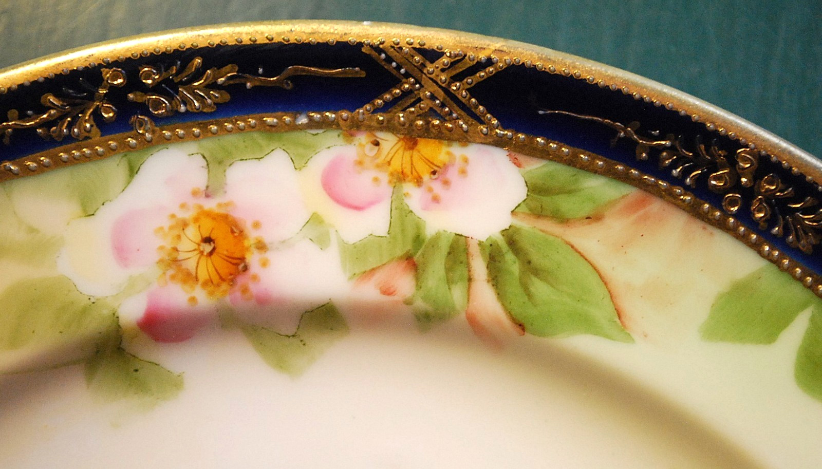 【藍と金にひらく野薔薇】オールドノリタケ コバルト金彩 薔薇文 飾皿 金盛 - 画像 (3)
