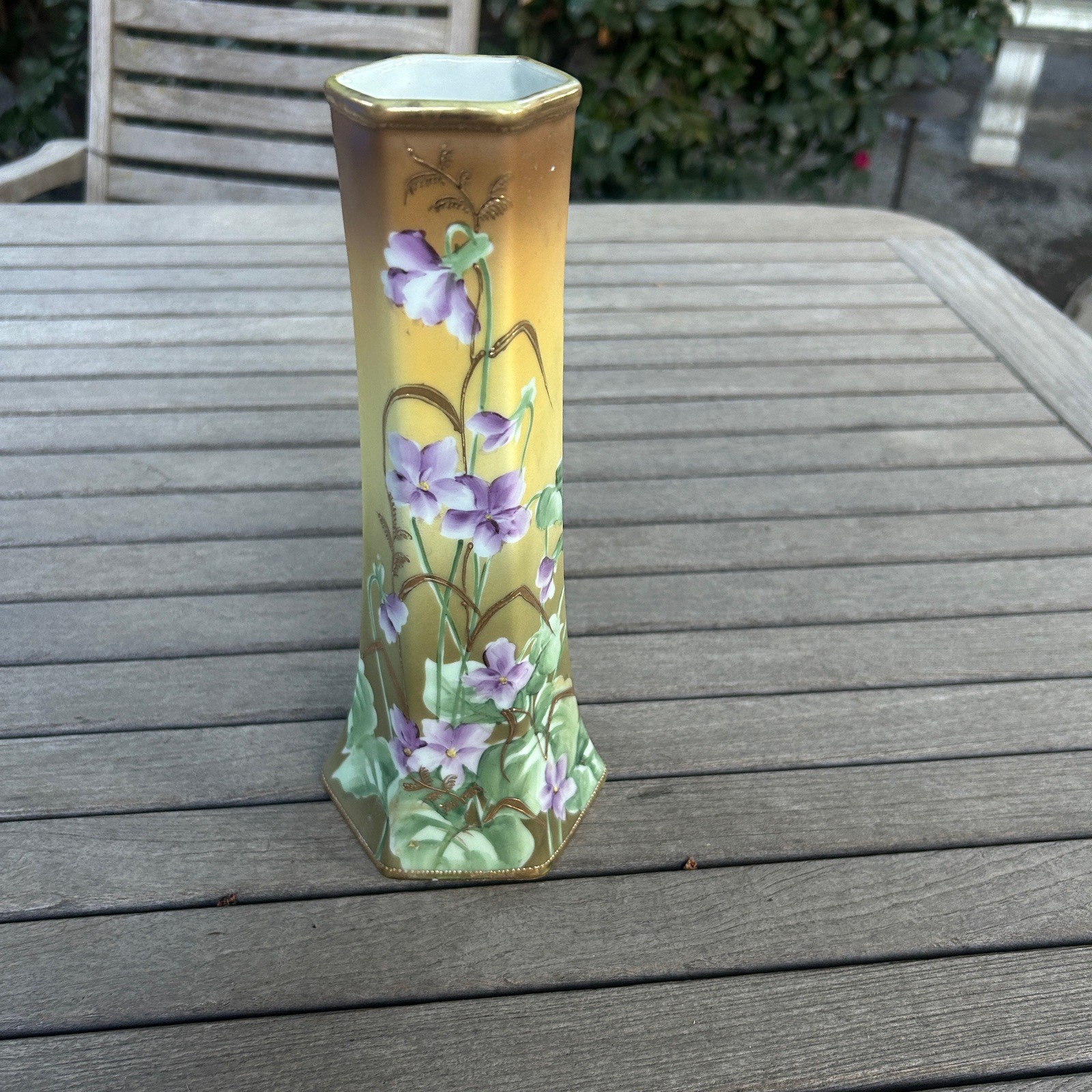 【金地にすみれが香り立つ】オールドノリタケ 金盛 菫文 六角 花瓶 金彩 - 画像 (2)