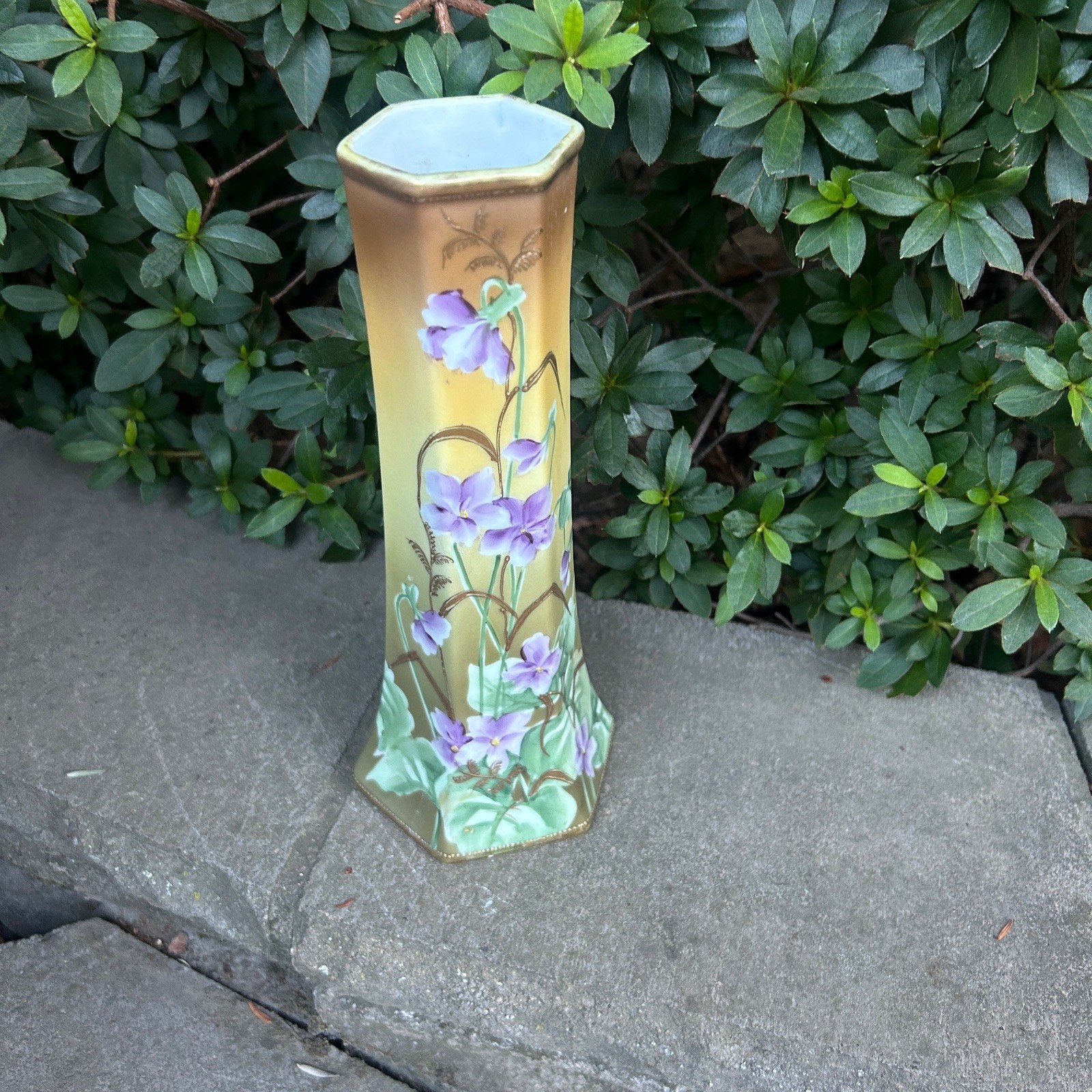 【金地にすみれが香り立つ】オールドノリタケ 金盛 菫文 六角 花瓶 金彩 - 画像 (3)