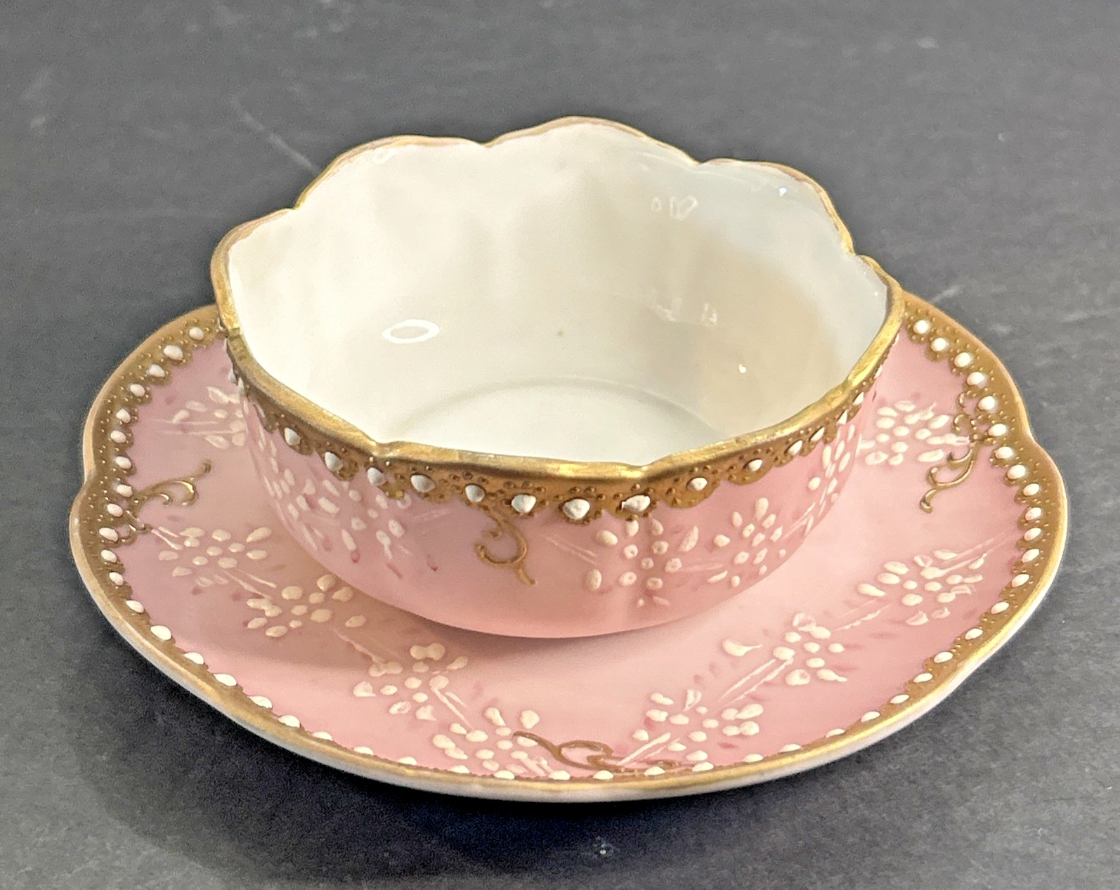 【桃色にきらめく白い花】オールドノリタケ 盛上 ジュエル装飾 小鉢 受皿付 金彩 - 画像 (2)