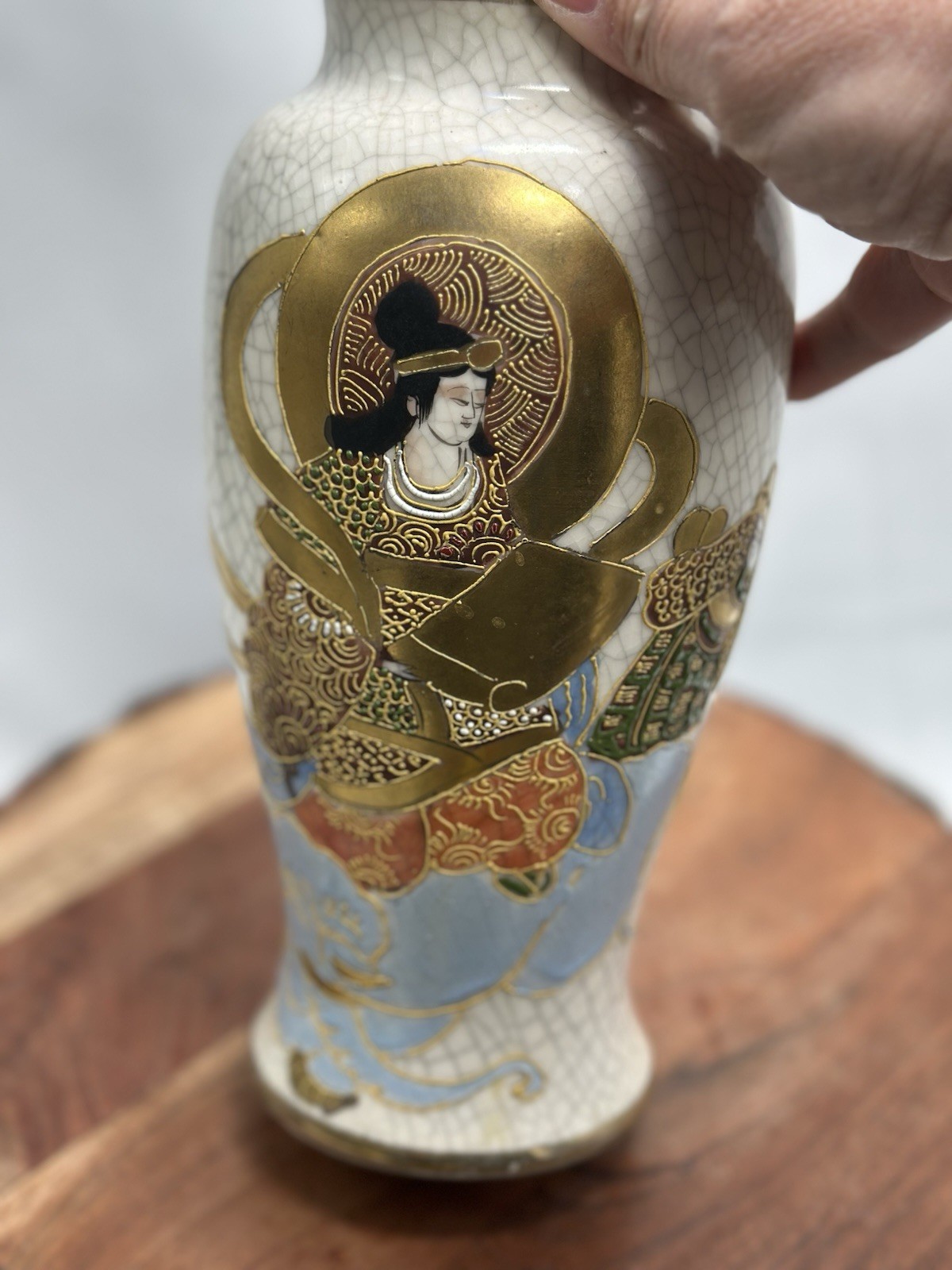 【金光にうかぶ天女】薩摩焼 金彩 盛上 人物文 花瓶 - 画像 (2)