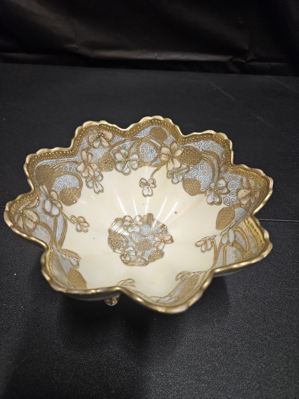 【金の縁が蓮を象る】オールドノリタケ 金盛 ジュエル装飾 花文 飾鉢 - 画像 (2)