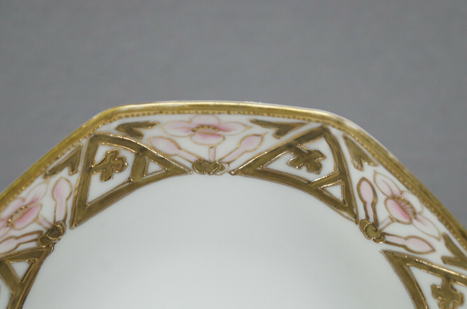 【金の三角に花がのぞく】オールドノリタケ 金彩 花文 両耳飾鉢 - 画像 (3)