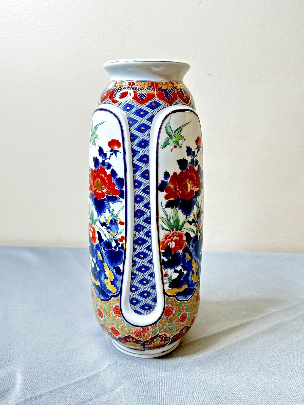 【藍と朱が織りなす花鳥】伊万里焼 色絵金彩 花鳥文 花瓶 - 画像 (2)