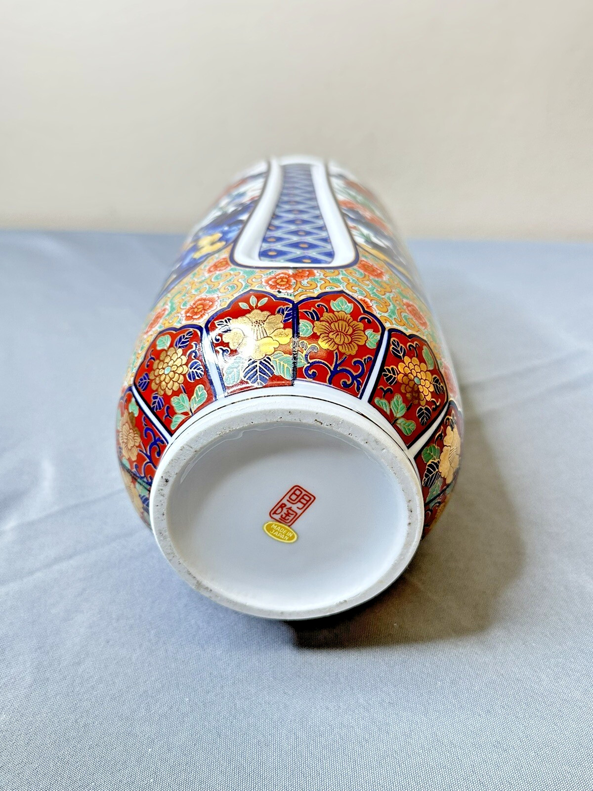 【藍と朱が織りなす花鳥】伊万里焼 色絵金彩 花鳥文 花瓶 - 画像 (3)