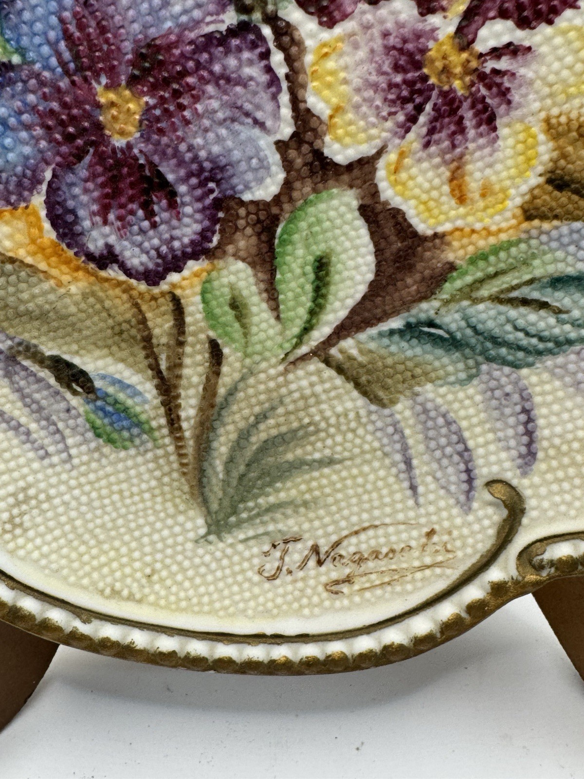 【菫が浮き立つ布目の肌】オールドノリタケ 盛上 三色菫文 飾皿 金彩 - 画像 (2)
