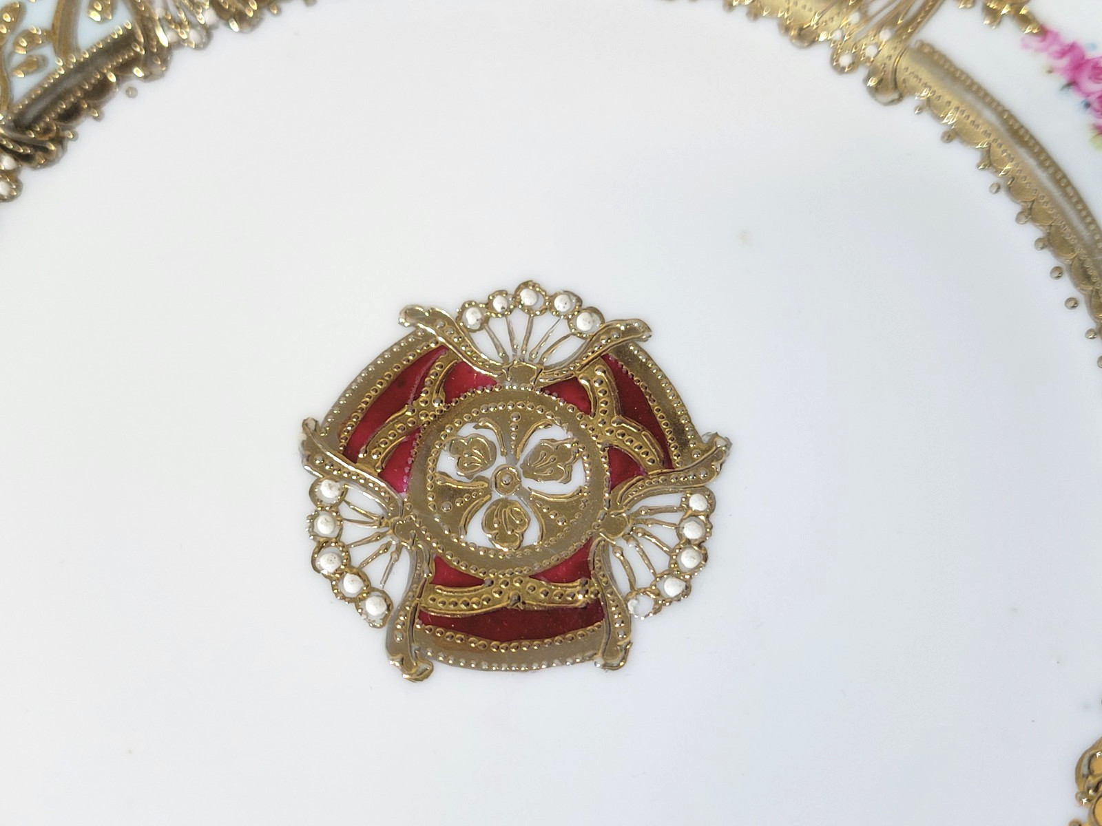 【臙脂の帯に花ひらく】オールドノリタケ 金盛 薔薇文 飾皿 金彩 - 画像 (2)