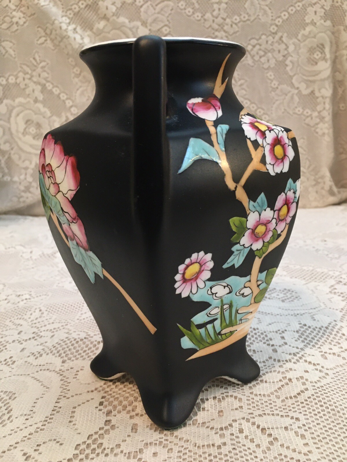 【漆黒の地に咲きいづる花】オールドニッポン 黒地 牡丹文 両耳花瓶 金彩 - 画像 (2)