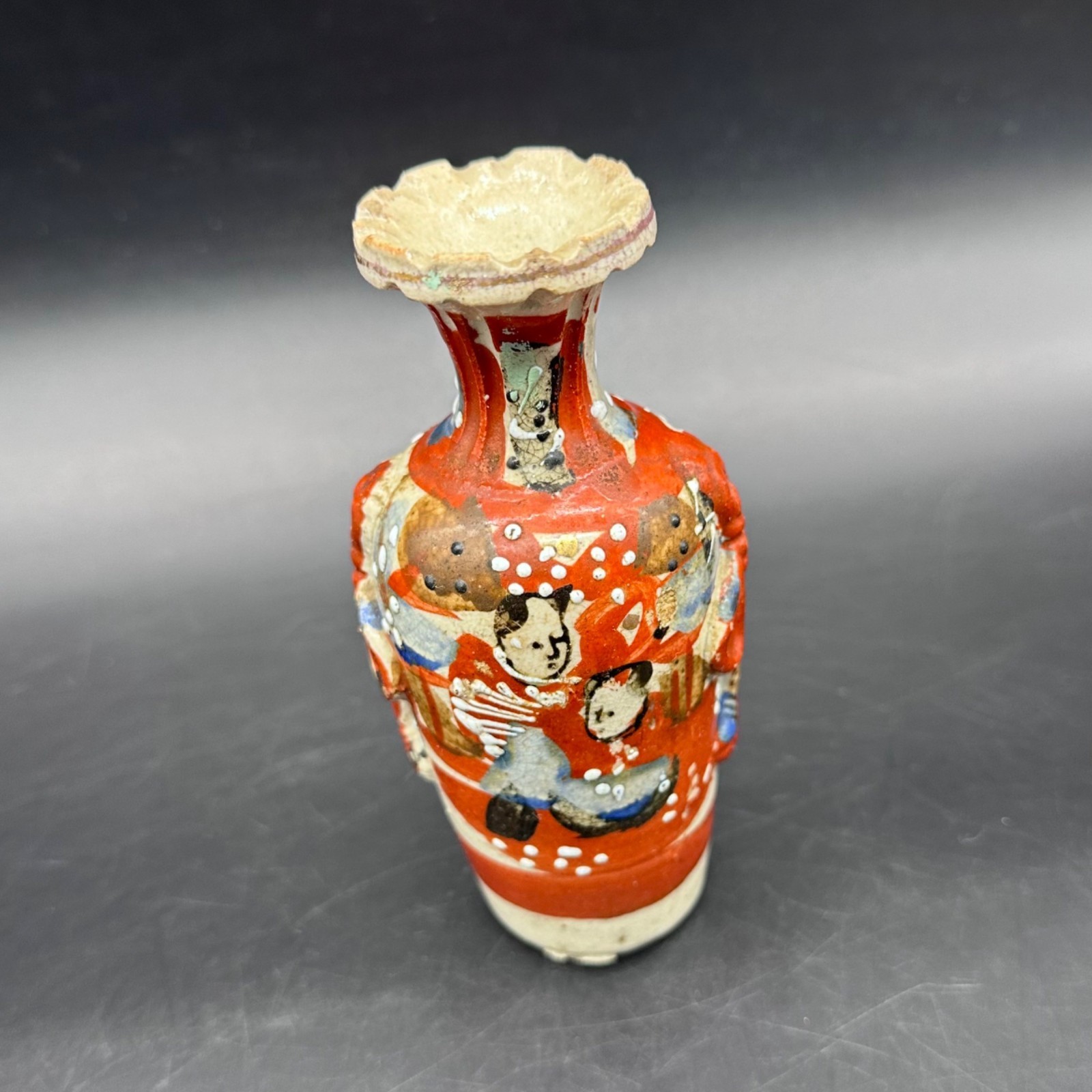 【赤絵に集う人々の賑わい】薩摩 色絵金彩 人物文 花瓶 - 画像 (2)