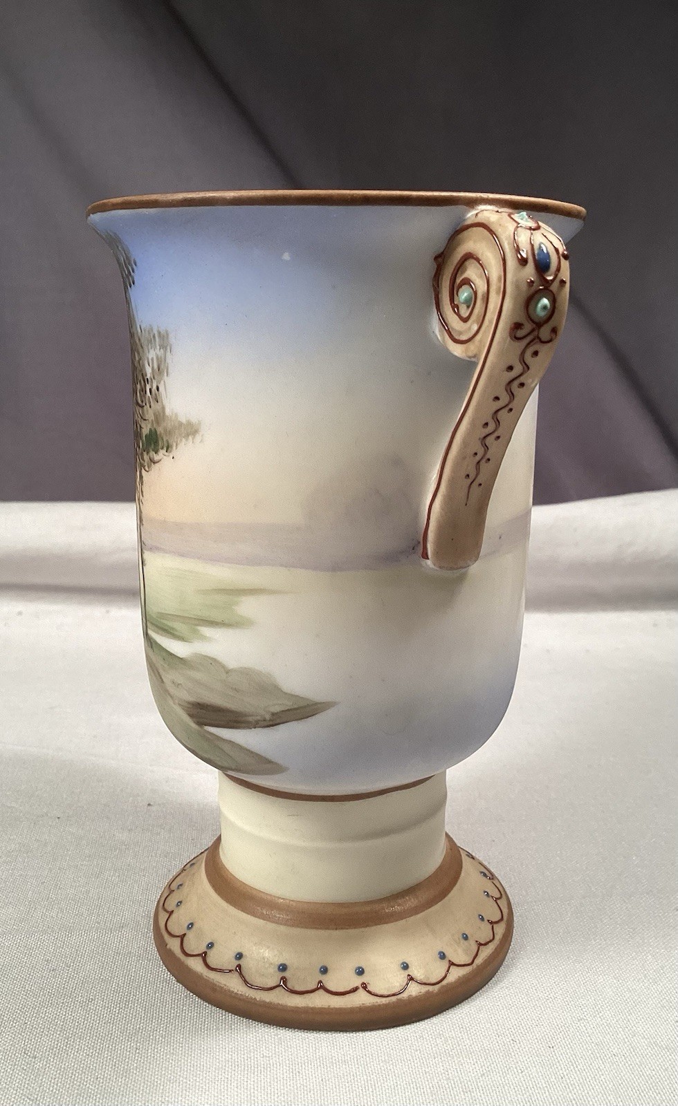 【木陰の家がたたずむ湖辺】オールドノリタケ ジュエル装飾 風景文 両耳花瓶 金彩 - 画像 (2)