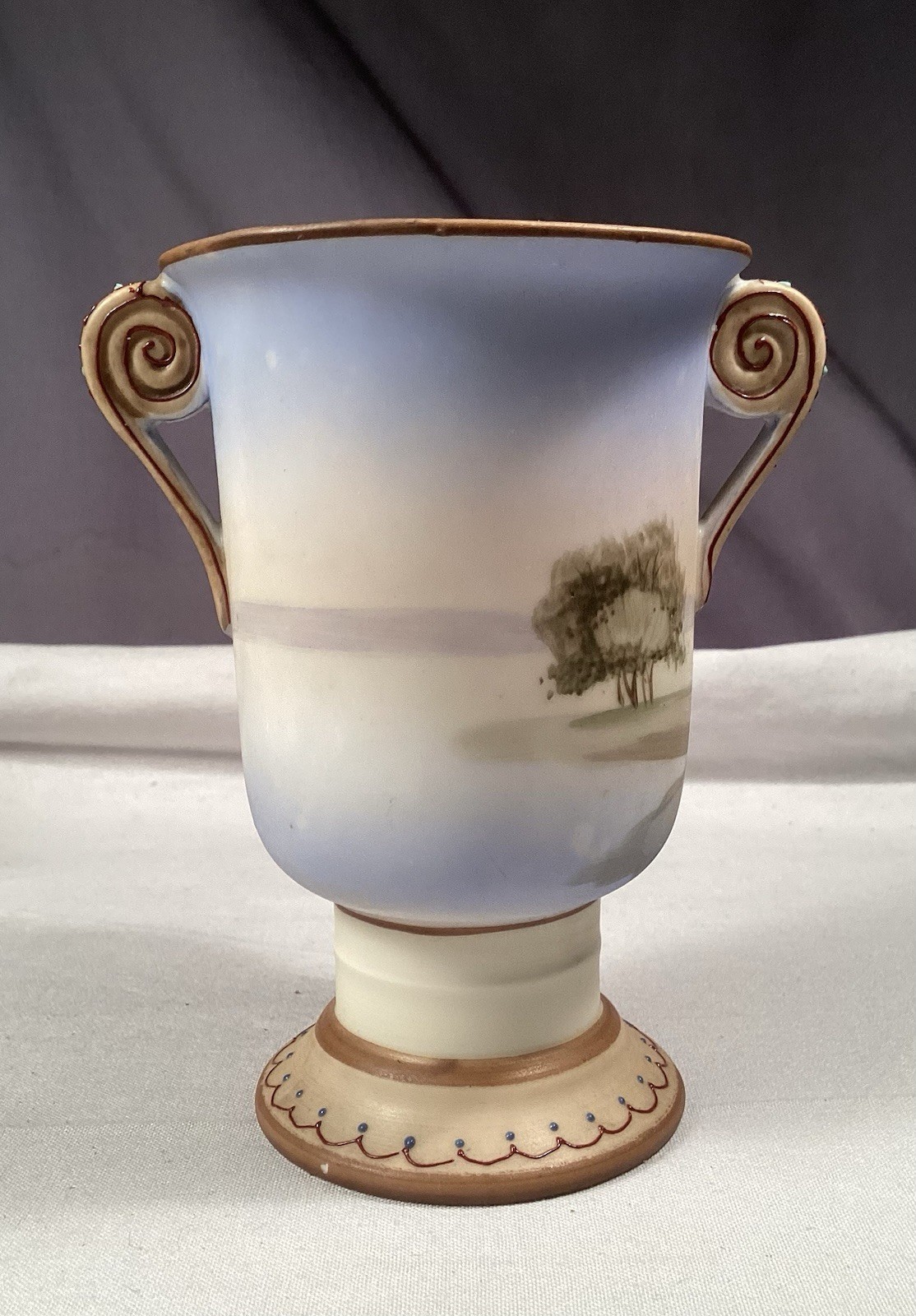 【木陰の家がたたずむ湖辺】オールドノリタケ ジュエル装飾 風景文 両耳花瓶 金彩 - 画像 (3)