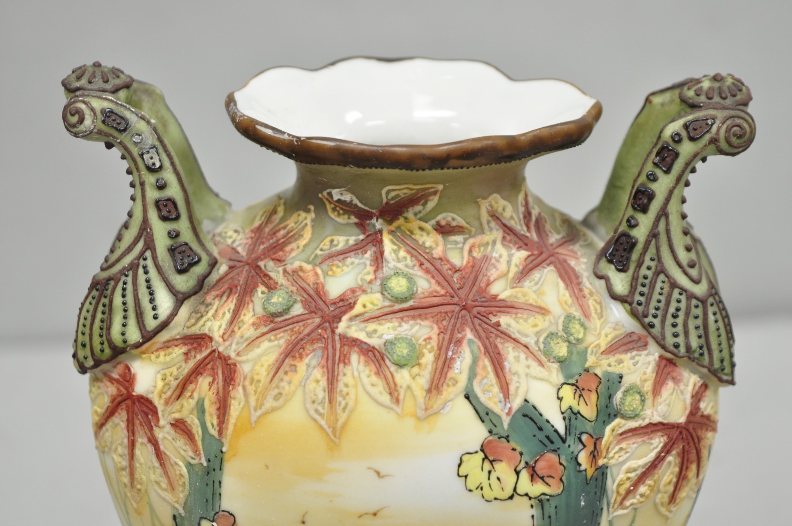 【紅葉が囲む水辺の家】オールドノリタケ 盛上 紅葉風景文 双耳花瓶 金彩 - 画像 (3)