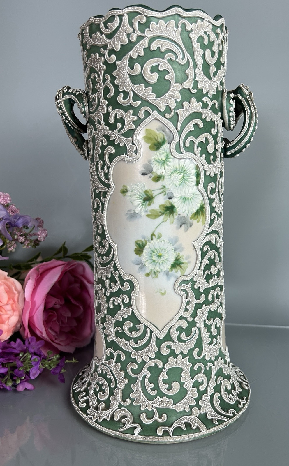 【白いレースに咲く菊】オールドノリタケ 盛上 菊花文 双耳花瓶 - 画像 (2)