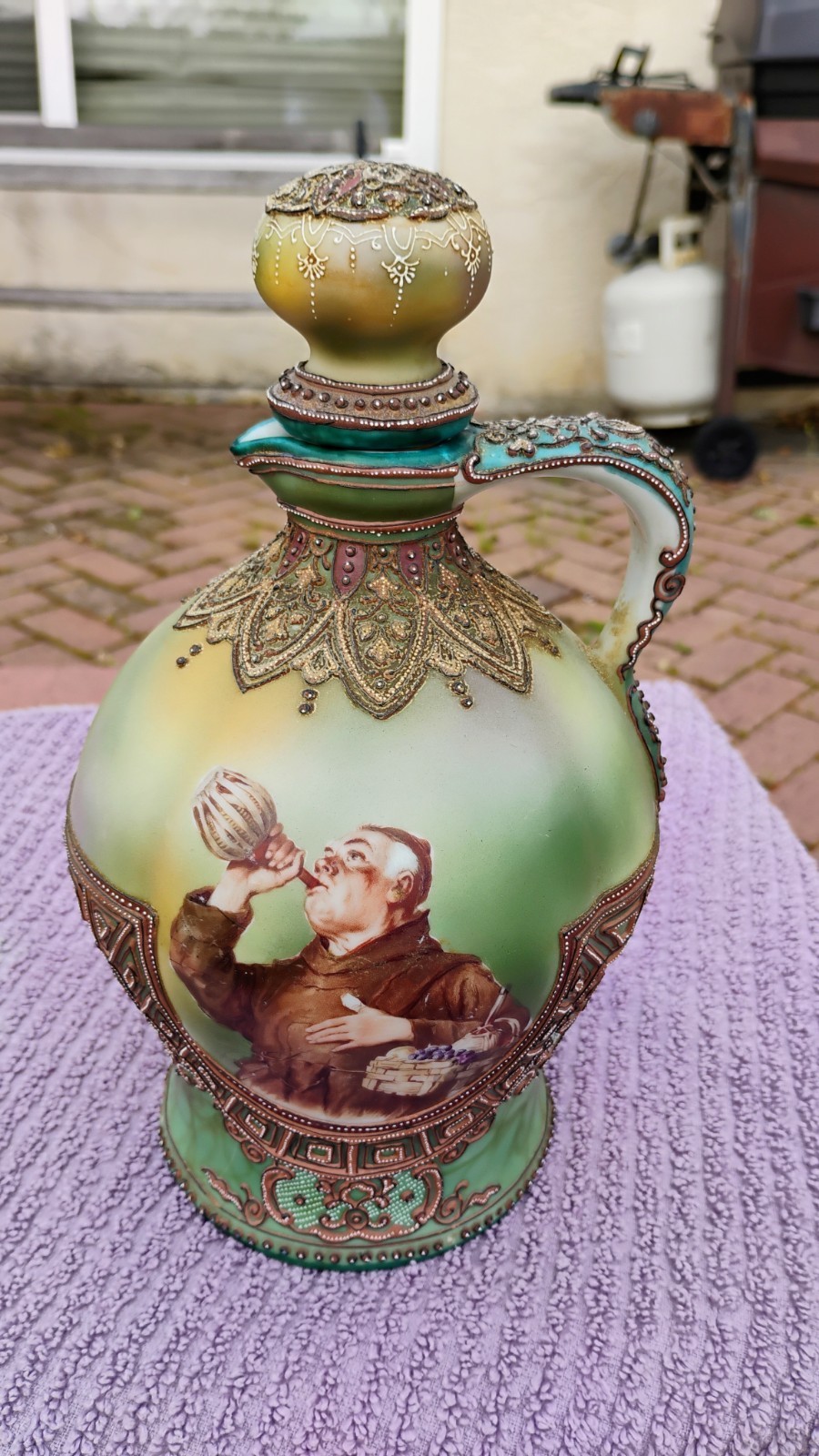【葡萄酒を傾ける修道士】オールドノリタケ 盛上 人物文 水注 金彩 - 画像 (2)