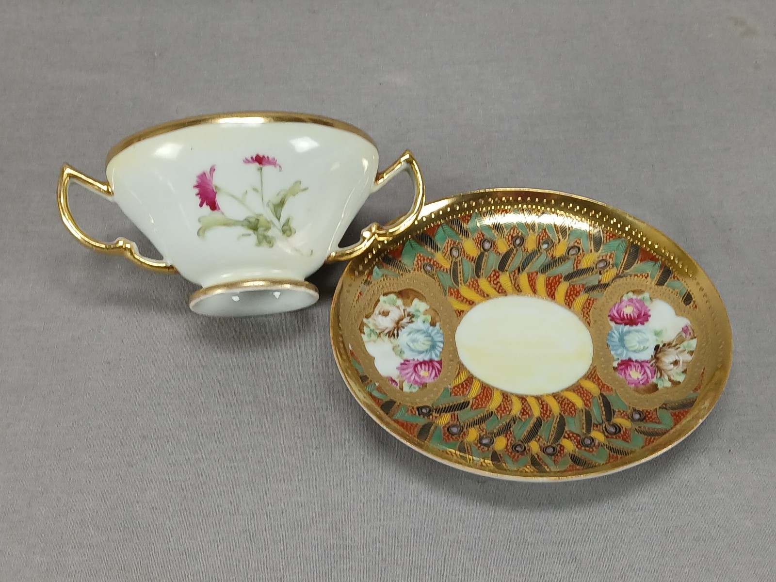 【金襴に咲く薔薇の窓】オールドノリタケ ジュエル装飾 薔薇文 ブイヨンカップ&ソーサー 金彩 - 画像 (3)