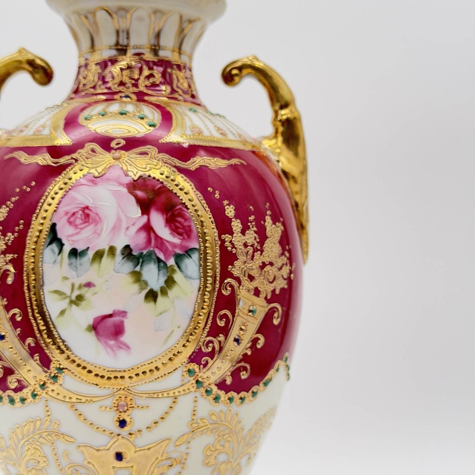 【紅玉の地に咲く薔薇】オールドノリタケ ジュエル装飾 薔薇文 双耳花瓶 金彩 - 画像 (2)