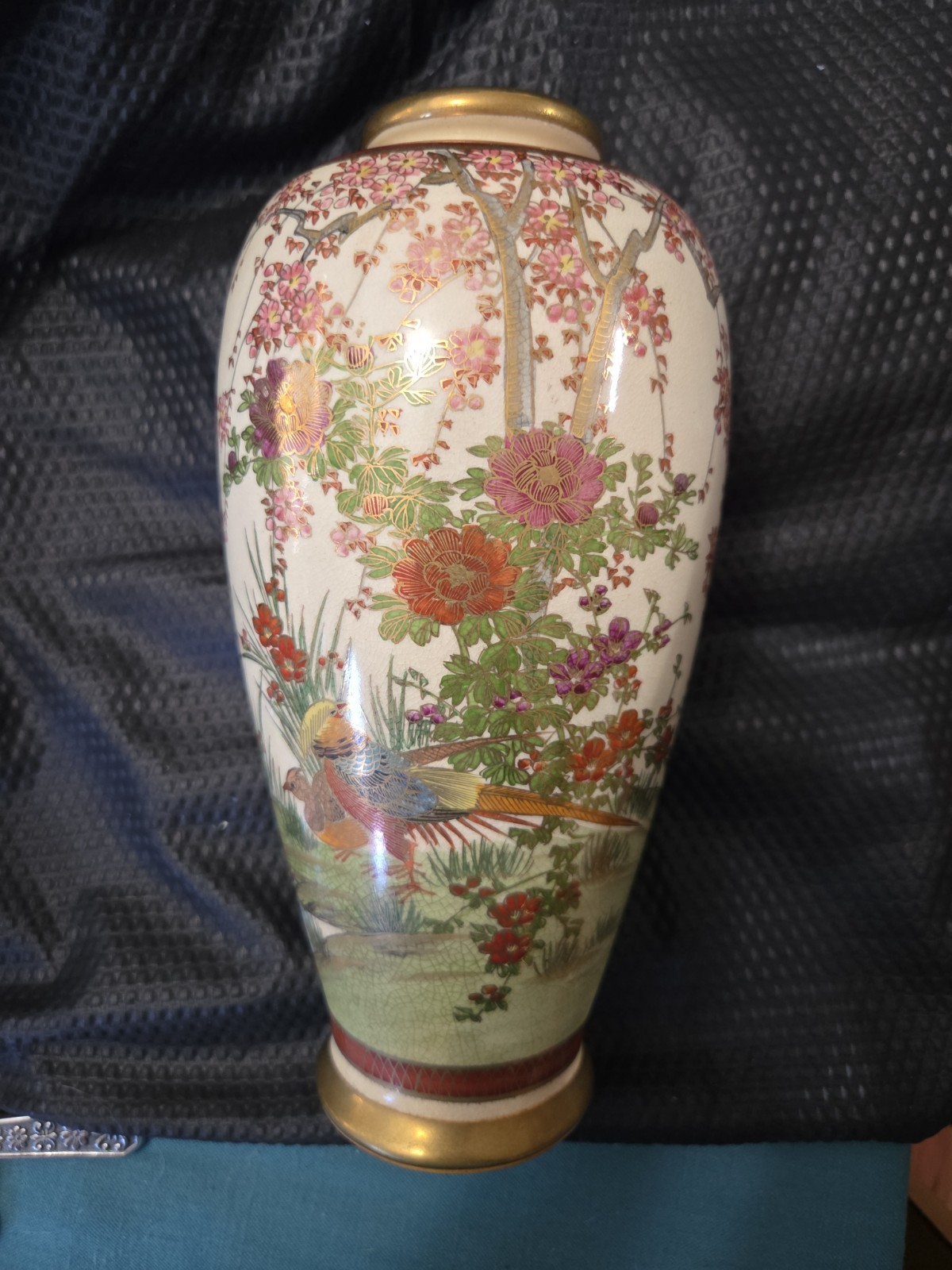 【花咲く野に遊ぶ雉】薩摩焼 色絵金彩 花鳥文 花瓶 - 画像 (2)