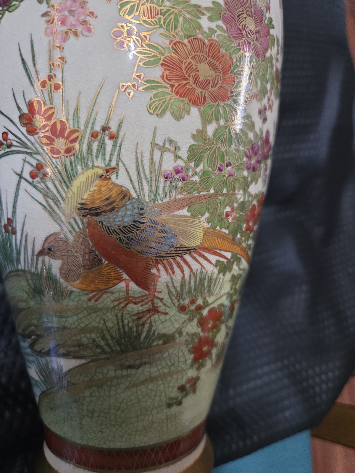 【花咲く野に遊ぶ雉】薩摩焼 色絵金彩 花鳥文 花瓶 - 画像 (3)