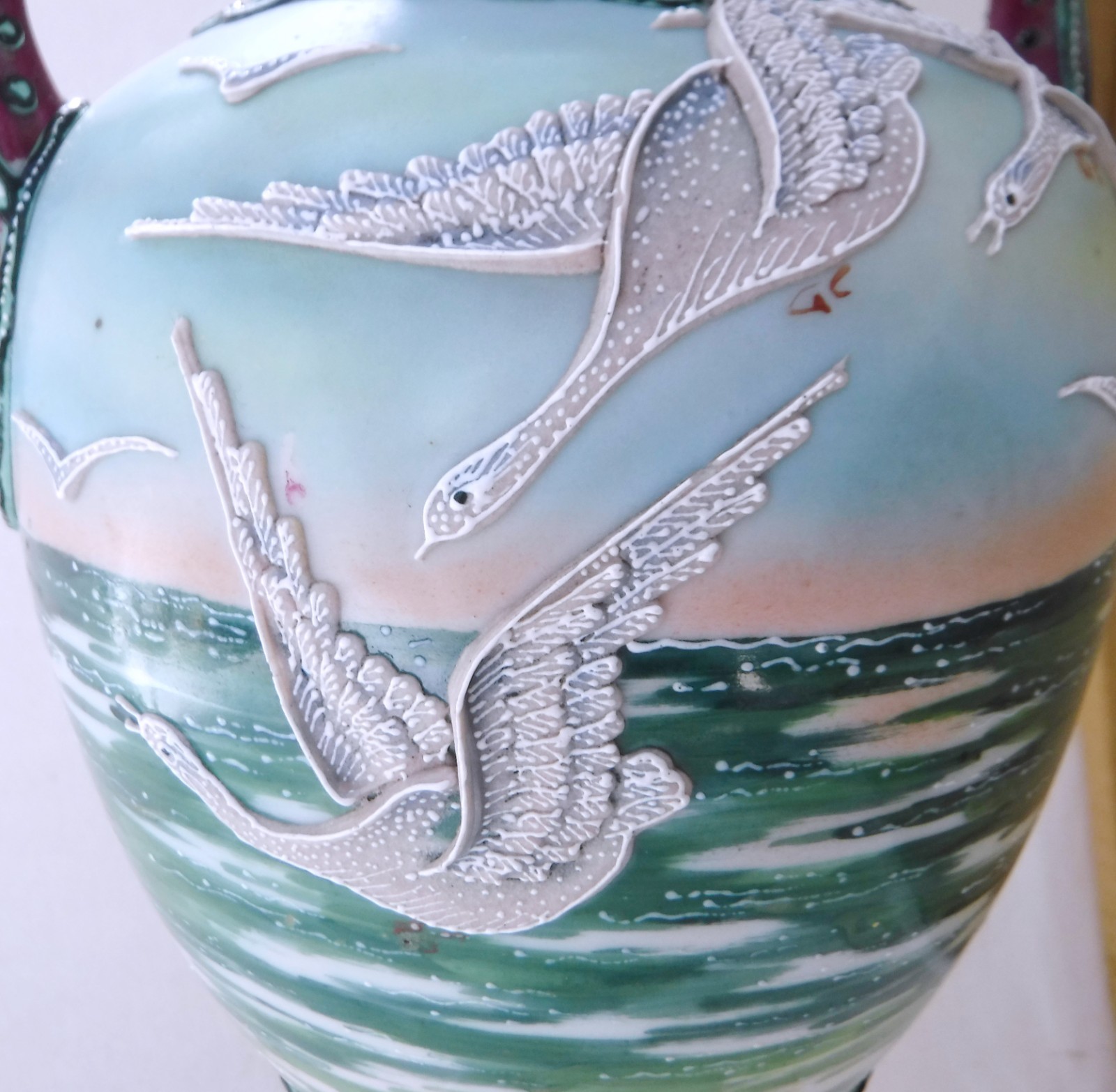 【水面をかすめる雁の群れ】オールドノリタケ 盛上 飛雁文 双耳花瓶 - 画像 (3)