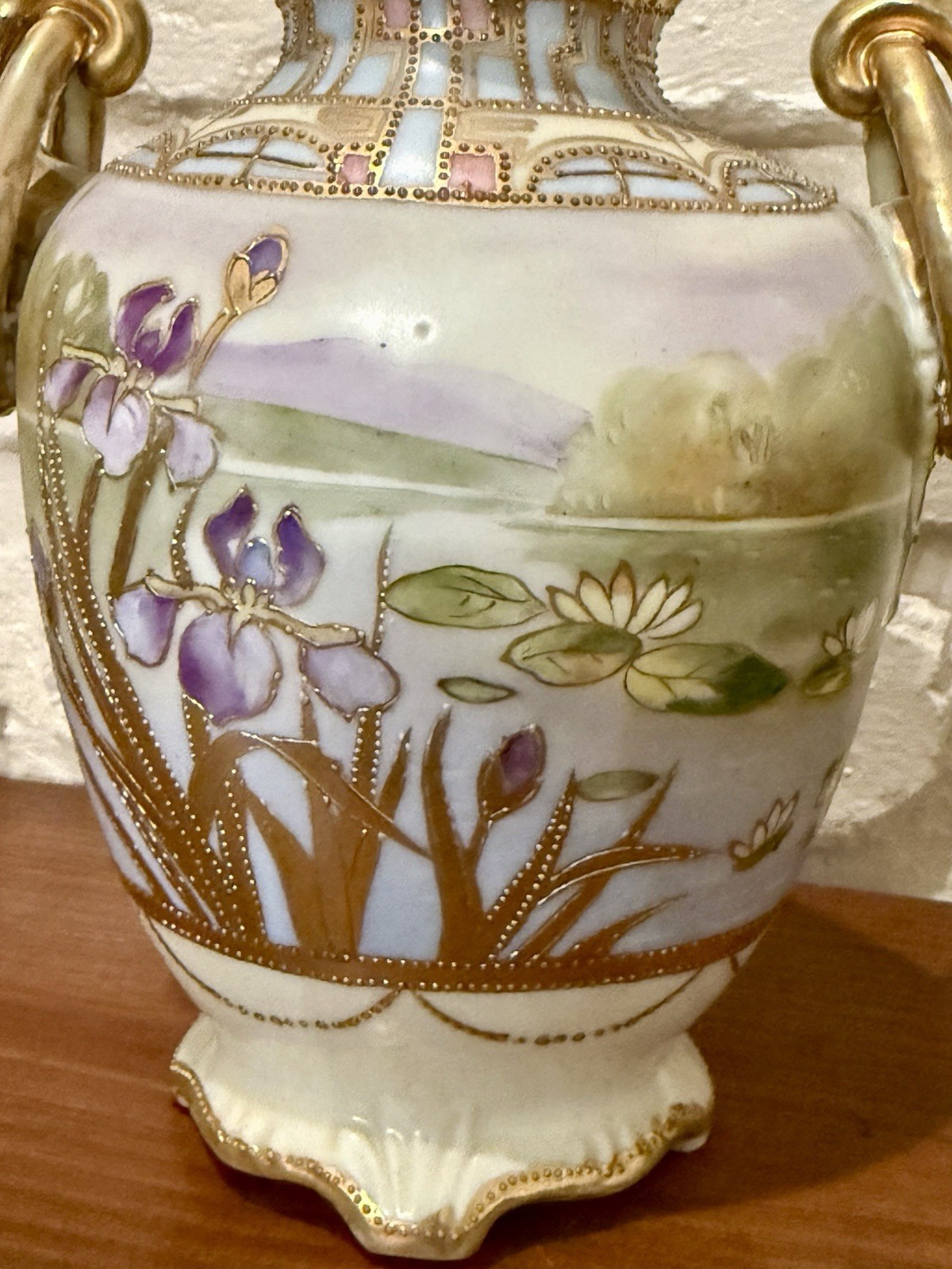 【水辺にひらく菖蒲と睡蓮】オールドノリタケ 金盛 菖蒲睡蓮文 双耳花瓶 金彩 - 画像 (2)
