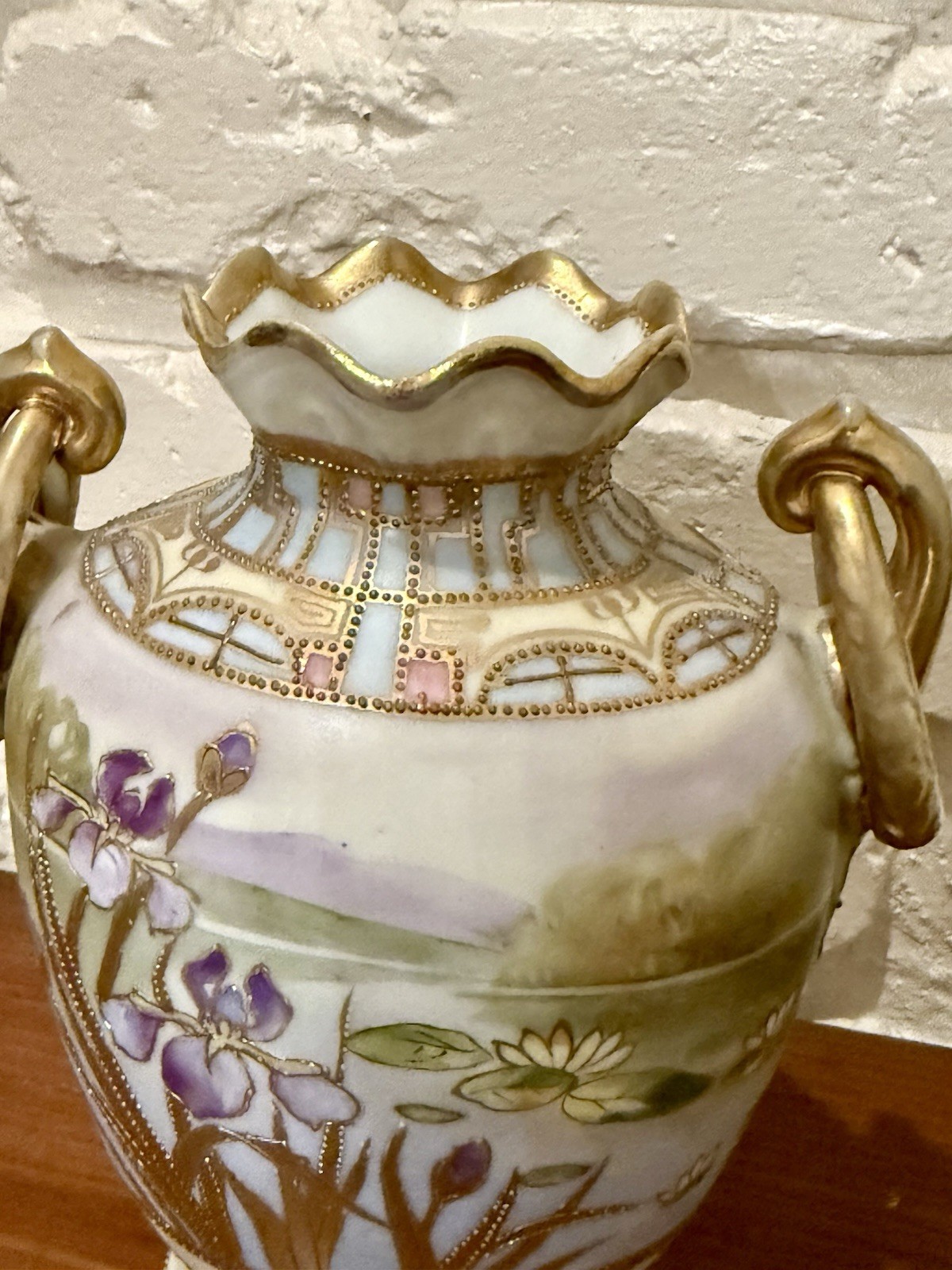 【水辺にひらく菖蒲と睡蓮】オールドノリタケ 金盛 菖蒲睡蓮文 双耳花瓶 金彩 - 画像 (3)