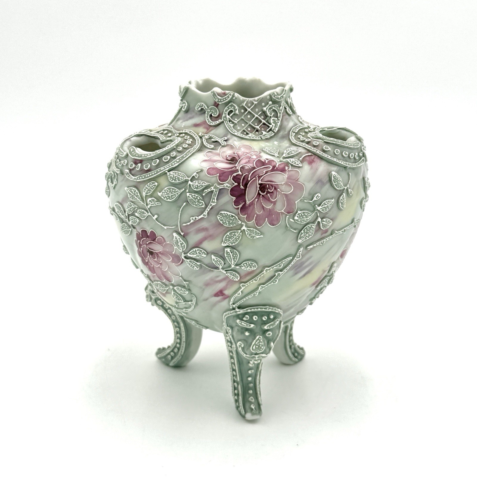 【白盛のレースに菊ひらく】オールドノリタケ 盛上 菊文 三脚花瓶 - 画像 (2)