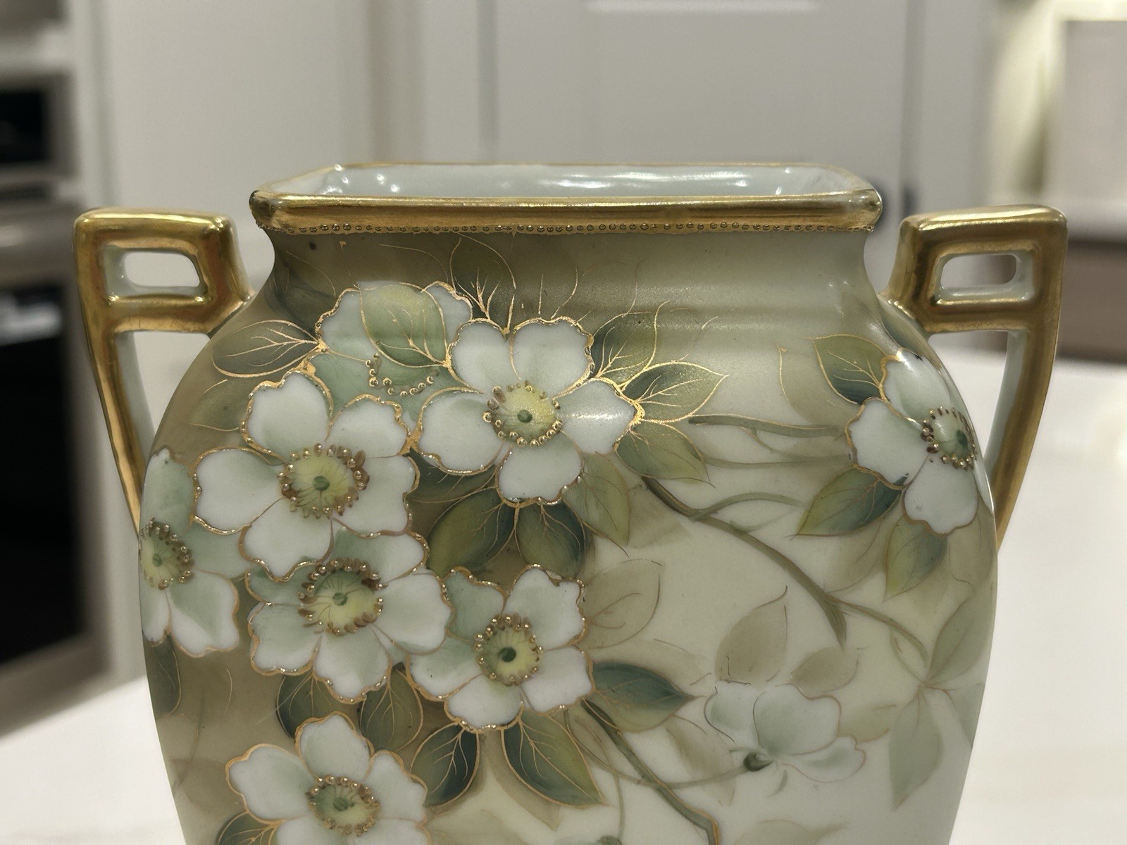 【白い花の枝が肩を伝う】オールドノリタケ 花文 双耳花瓶 金彩 - 画像 (2)