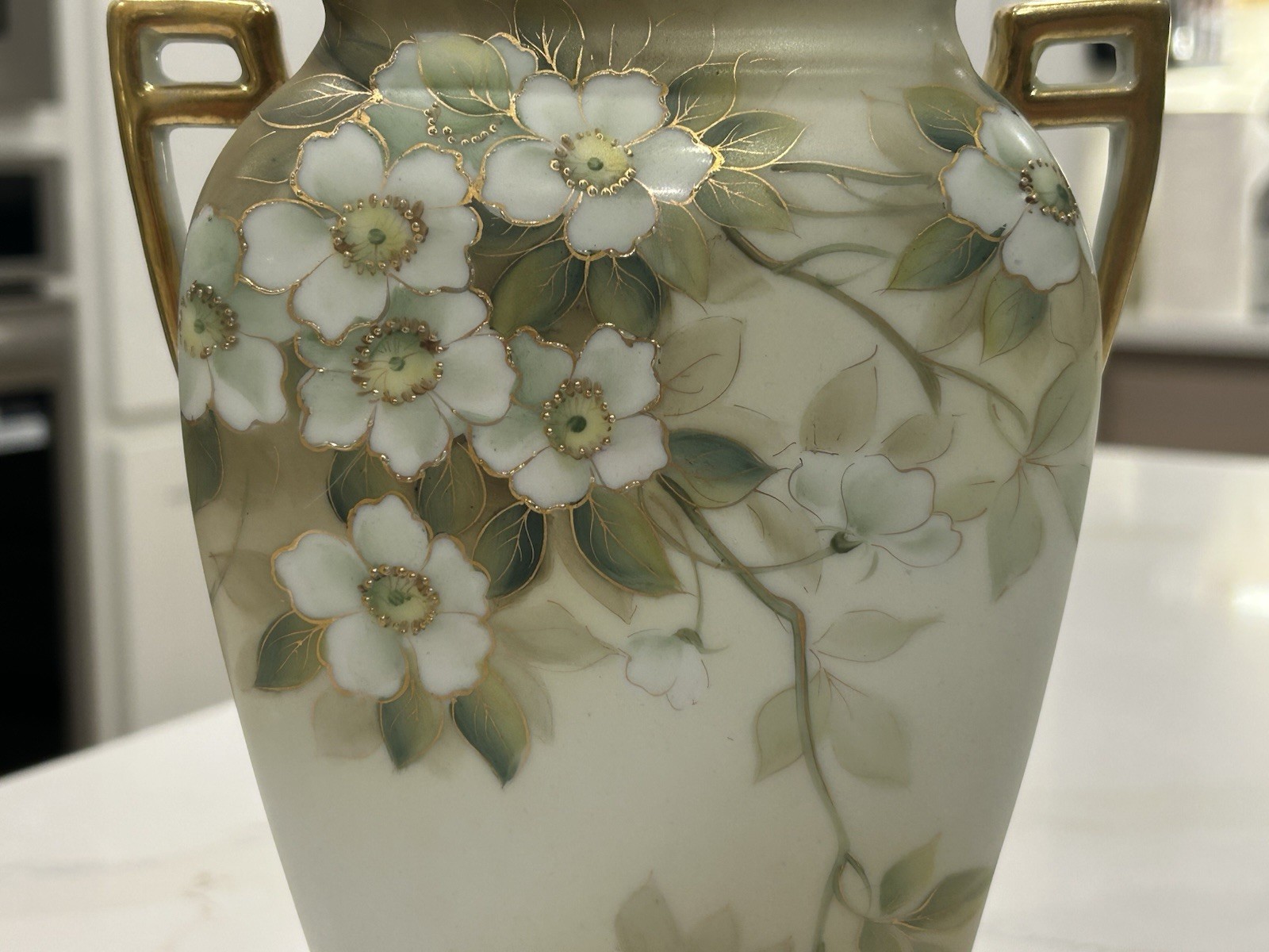 【白い花の枝が肩を伝う】オールドノリタケ 花文 双耳花瓶 金彩 - 画像 (3)
